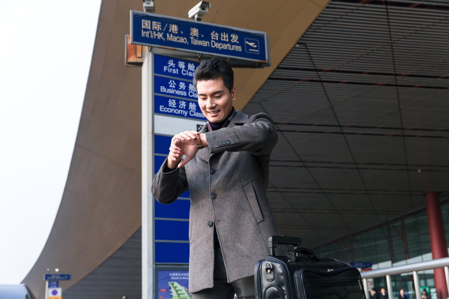 商务男人在机场打车图片 商务男人在机场打车图片