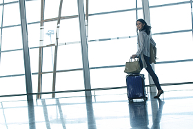 商务女人在候机厅图片