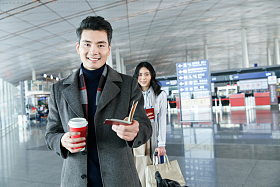 商务男女在机场照片