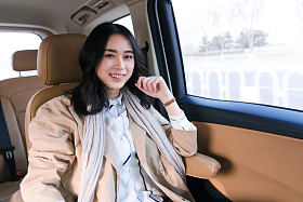 商务女人坐在汽车后座