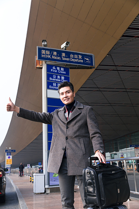 商务男人在机场打车