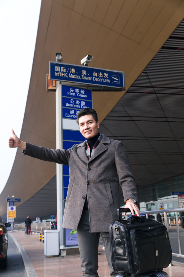 商务男人在机场打车 商务男人在机场打车