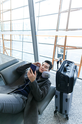 商务男士在机场照片