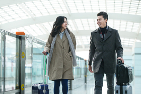 商务男女在机场照片