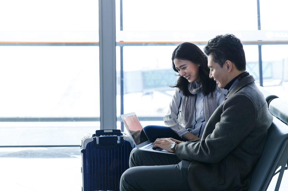 商务男女在候机大厅照片
