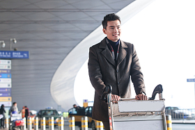 商务男人在机场图片