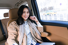 商务女人坐在汽车后座图片