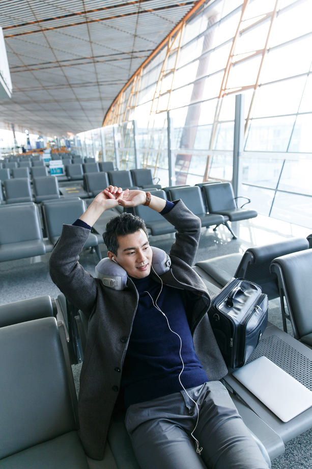 商务男士在机场 商务男士在机场