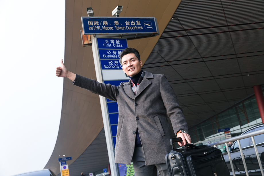 商务男人在机场打车 商务男人在机场打车
