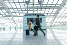 商务男女在机场