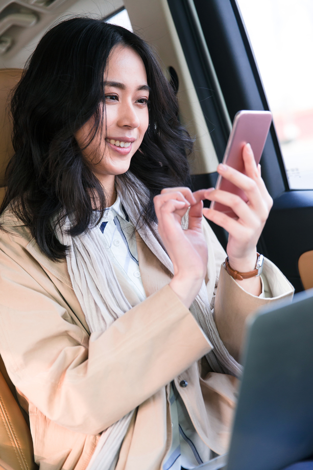 商务女人坐在汽车后座图片