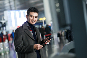 商务男士在机场照片