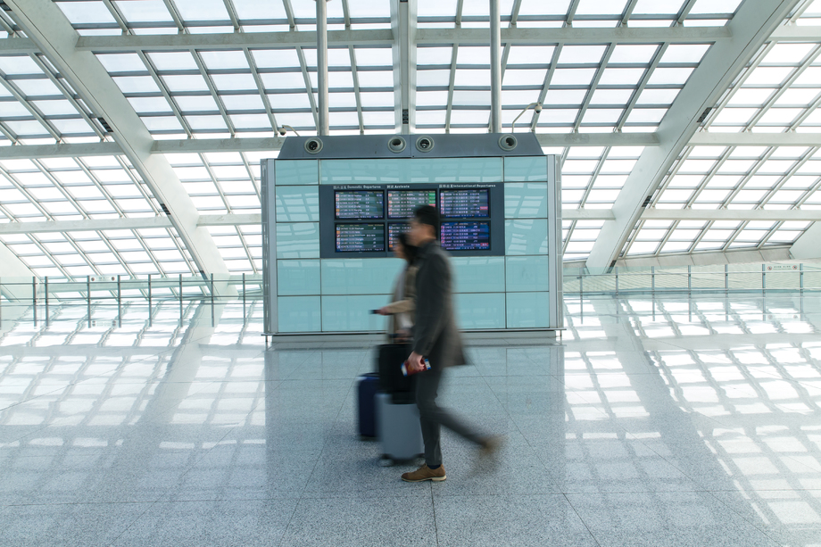 商务男女在机场图片
