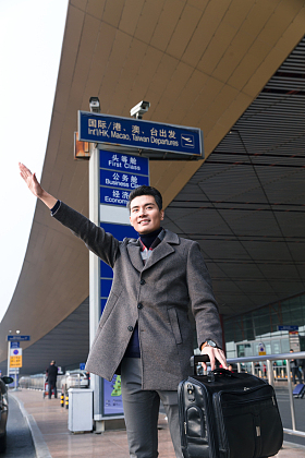 商务男人在机场打车图片
