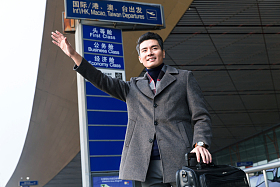 商务男人在机场打车图片