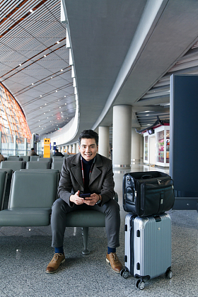 商务男士在机场照片