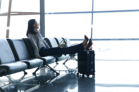 商务女人在候机厅图片