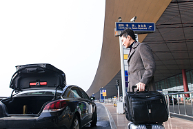 商务男人在机场打车图片