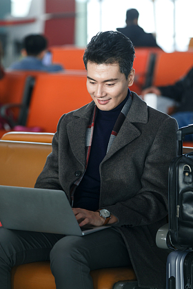 商务男士在机场