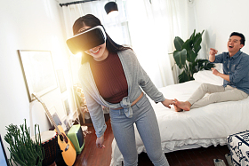 快乐情侣在室内玩耍照片