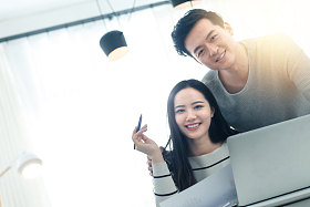 情侣在家使用电脑图片