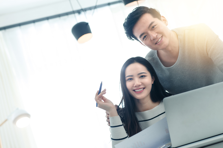 情侣在家使用电脑图片 情侣在家使用电脑图片