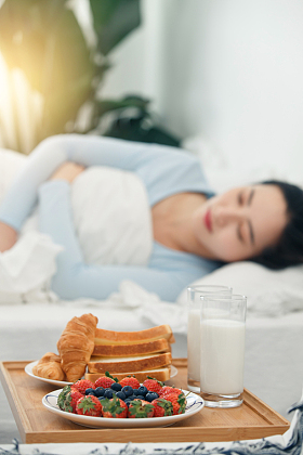 青年女人和早餐