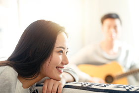 幸福的青年女人图片