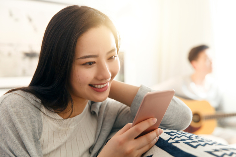 青年女人看手机照片 青年女人看手机照片
