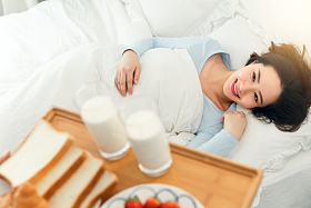 青年女人和早餐图片
