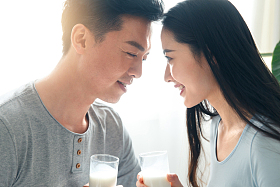 青年情侣喝牛奶照片