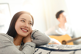幸福的青年女人图片