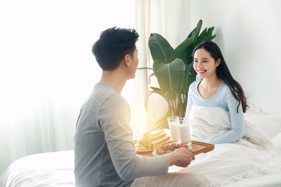 青年男子给女朋友做早餐图片 青年男子给女朋友做早餐图片