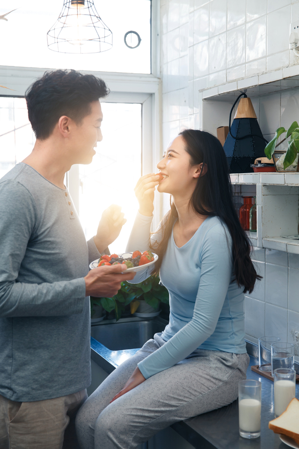 青年情侣吃水果 青年情侣吃水果
