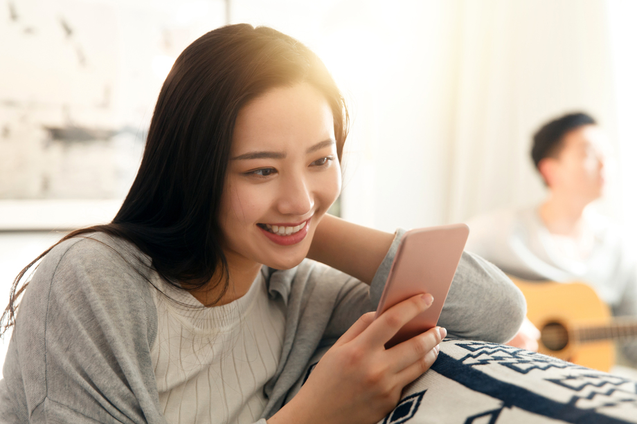 青年女人看手机 青年女人看手机