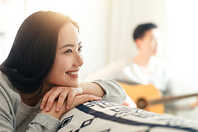 幸福的青年女人