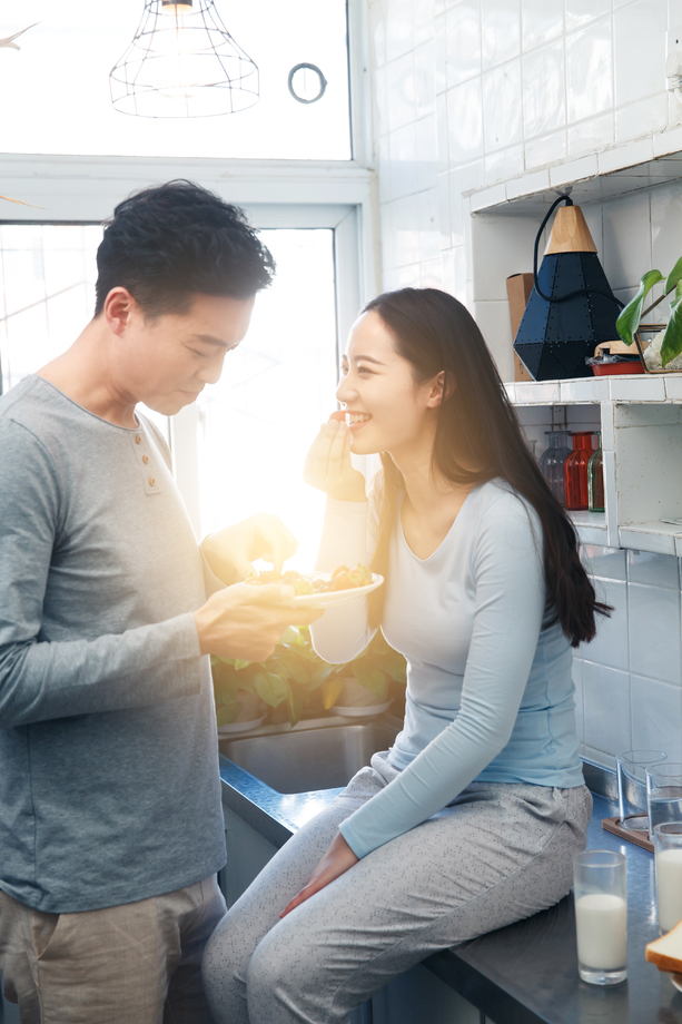 青年情侣吃水果 青年情侣吃水果