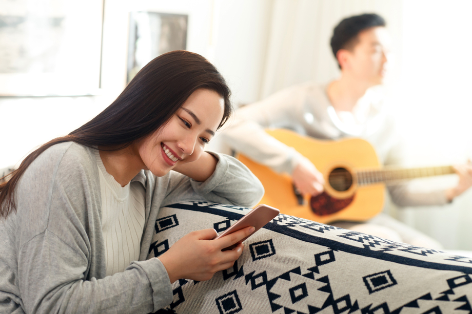 青年女人看手机图片