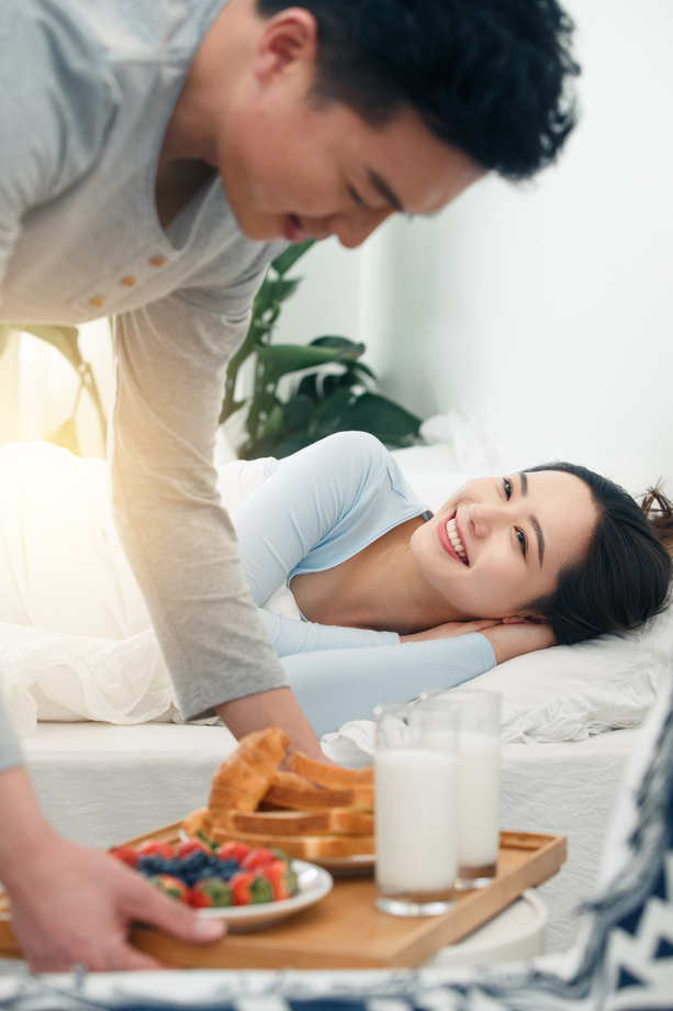 青年男子给女朋友做早餐照片