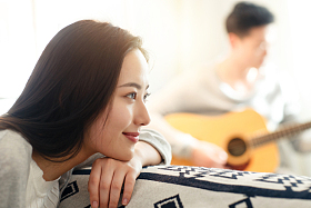 幸福的青年女人图片