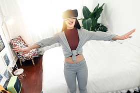 青年女人在室内玩耍图片