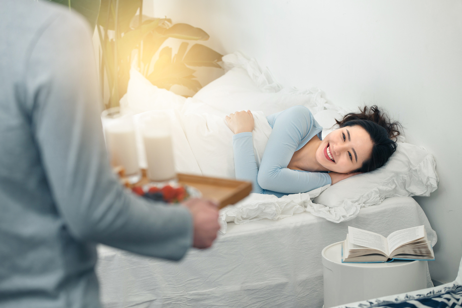 青年男子给女朋友做早餐