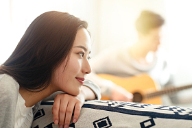 幸福的青年女人