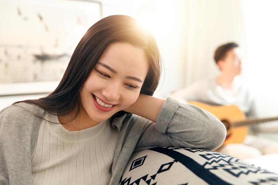 幸福的青年女人图片