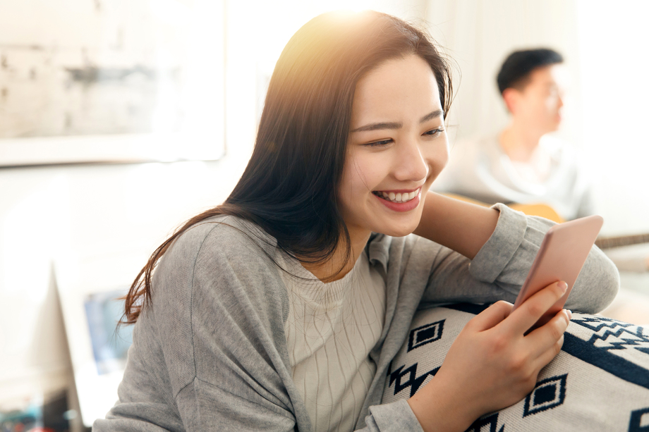 青年女人看手机图片