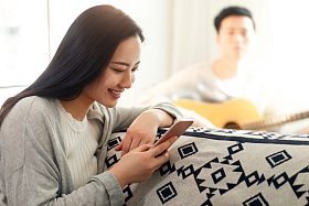 青年女人看手机图片