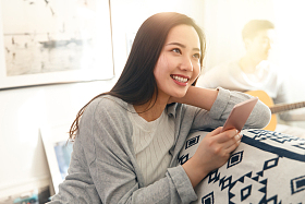 青年女人看手机