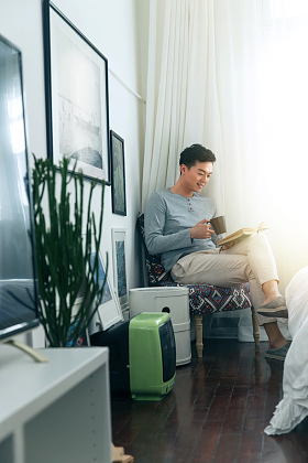 青年男人看书图片