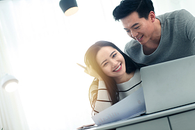 情侣在家使用电脑图片