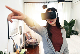 青年女人在室内玩耍照片